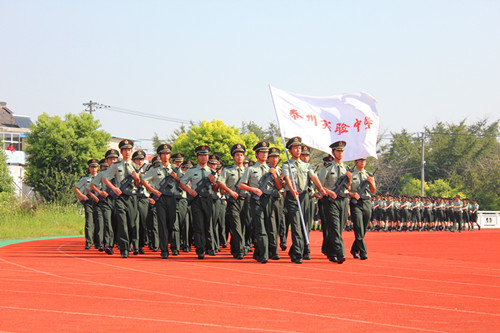 我校軍訓方陣向全校師生匯報訓練成果