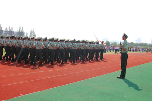 我校軍訓方陣向全校師生匯報訓練成果