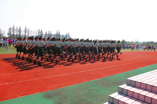 我校軍訓方陣向全校師生匯報訓練成果