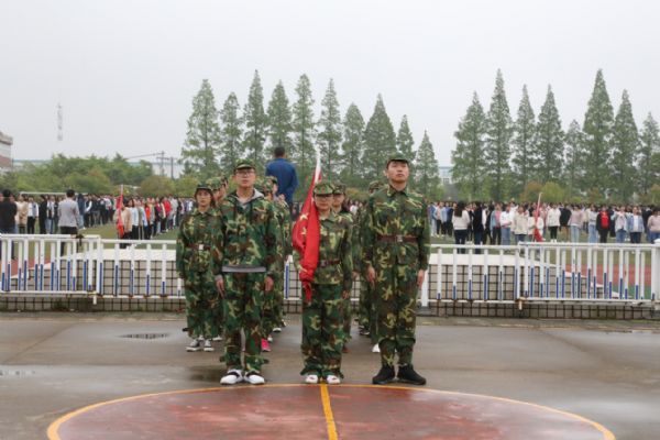 泰州實驗中學舉行慶祝中國人民解放軍海軍暨渡江戰役70周年升國旗儀式
