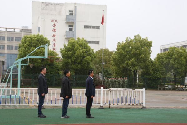 泰州實驗中學舉行慶祝中國人民解放軍海軍暨渡江戰役70周年升國旗儀式