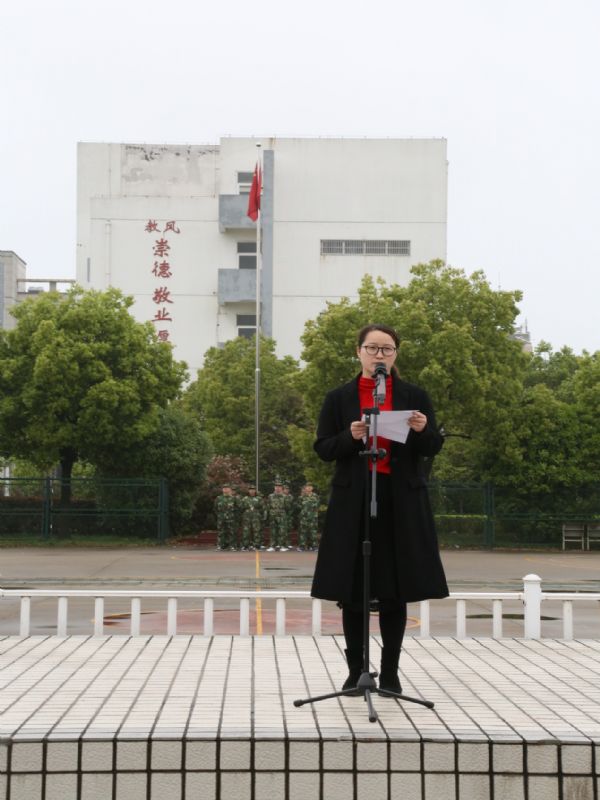 泰州實驗中學舉行慶祝中國人民解放軍海軍暨渡江戰役70周年升國旗儀式
