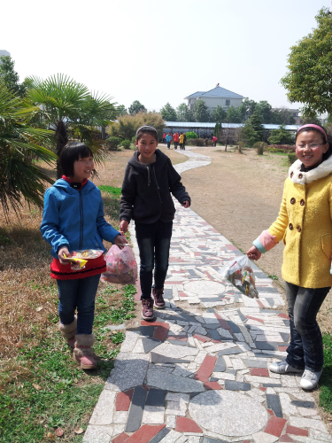 學(xué)校組織志愿者開展義務(wù)撿垃圾行動(dòng)