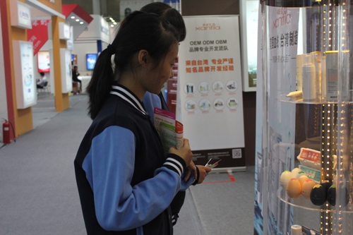 我校團委組織學生參觀國際醫藥博覽會
